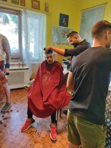 BarberShop Fodrász fiúk jótékonysági hajvágást tartottak a Foglalkoztató házban 